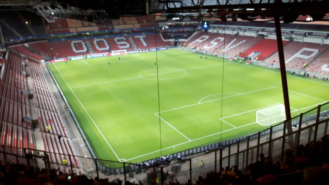 PSV Eindhoven - FC Bayern - Fans singen während der Blocksperre 