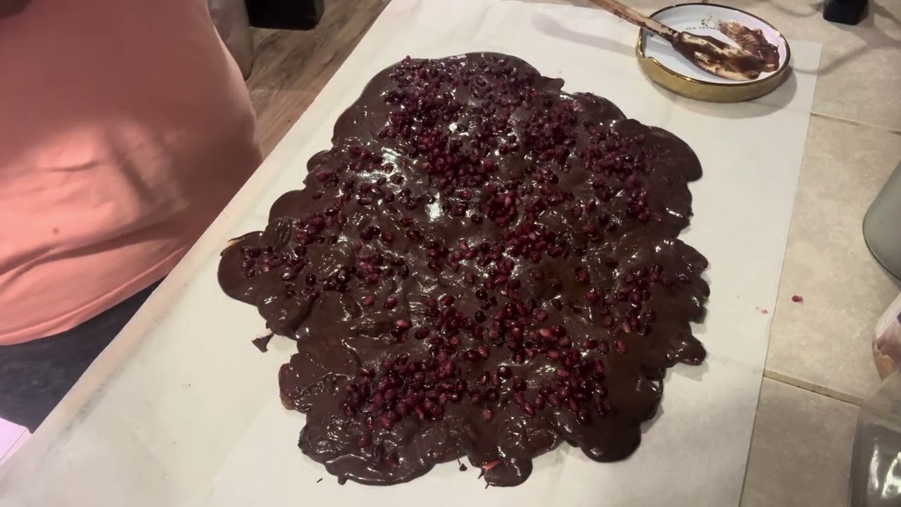 Let’s Make That | Viral Chocolate Date Pomegranate Bark #vsgcommunity #chocolatebark #dates 