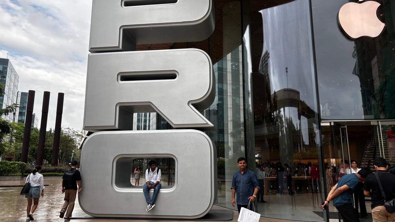 AM I BUYING THE NEW IPHONE 17??