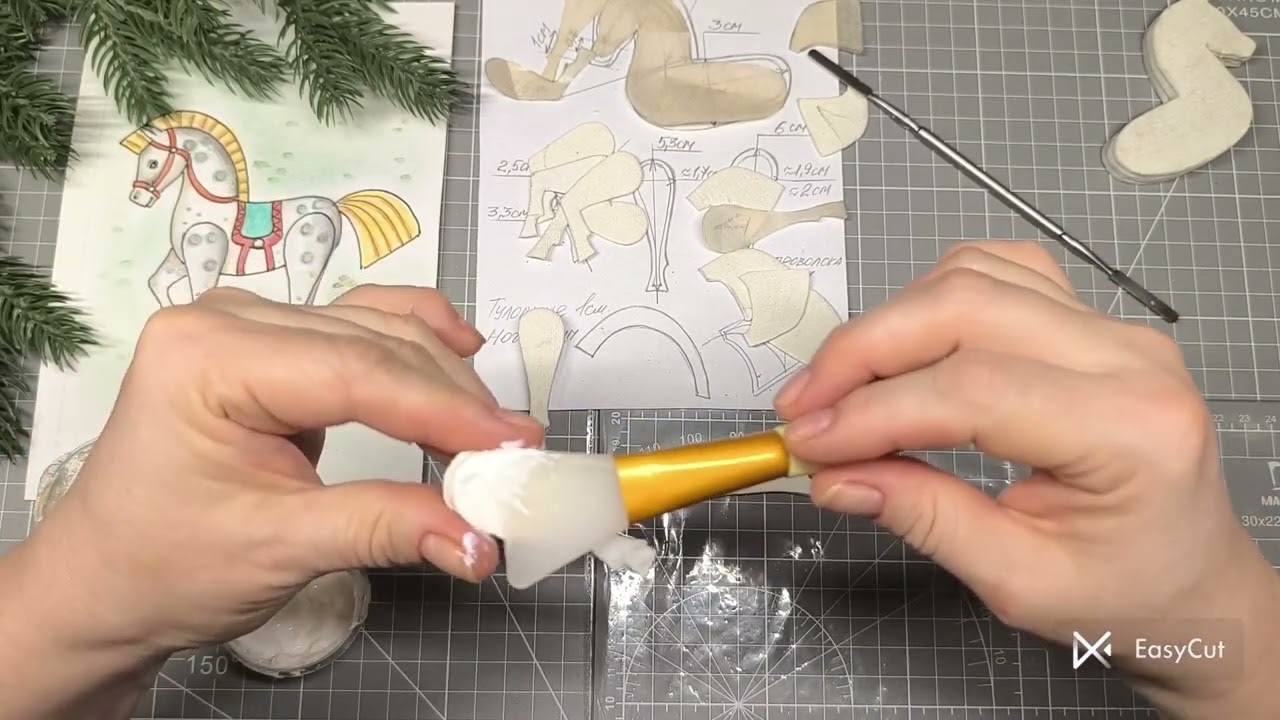 ЛОШАДКА ДЛЯ ЩЕЛКУНЧИКА.  Игрушка на елку из ваты. Урок 2  Склеиваем между собой вырезанные детали.