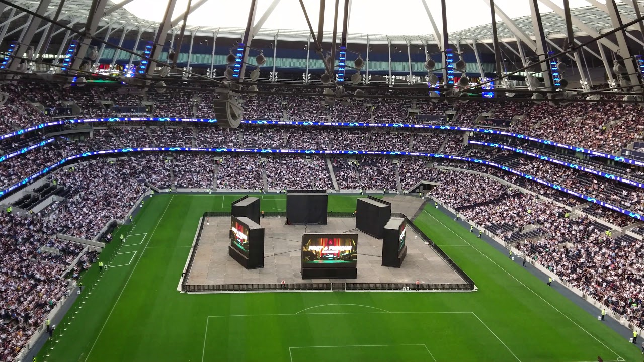 Spurs fans singing 