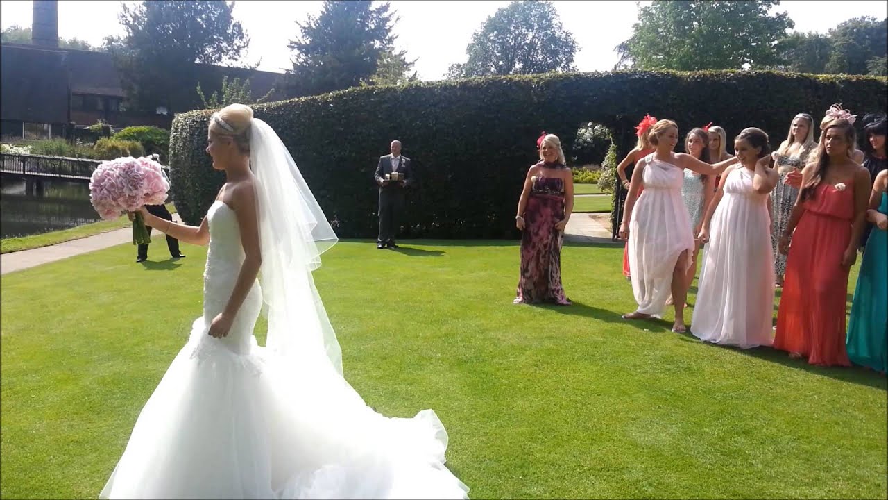 How to throw a bridal bouquet