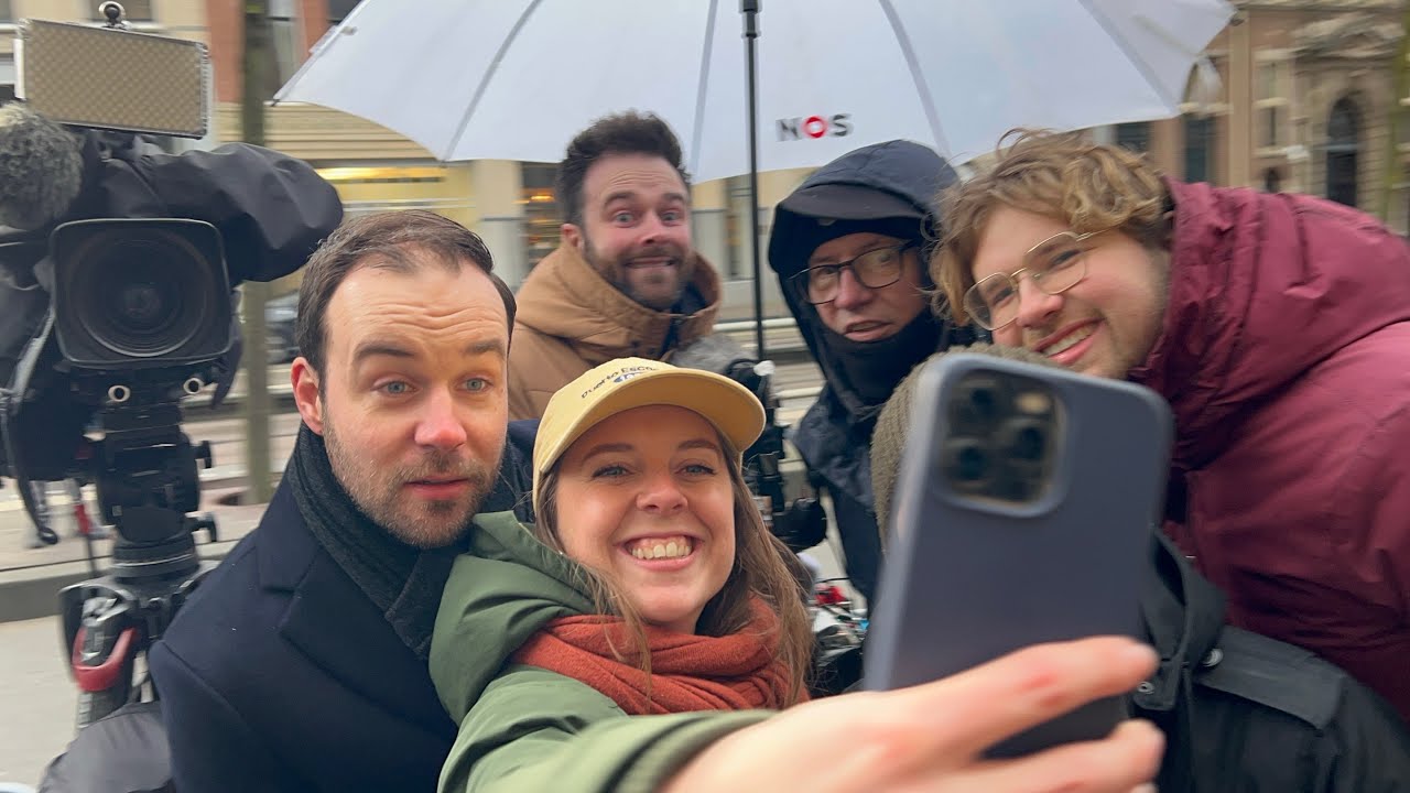 Nederlandse pers (NOS/SBS?ANP) druk bezig met het maken van selfies…