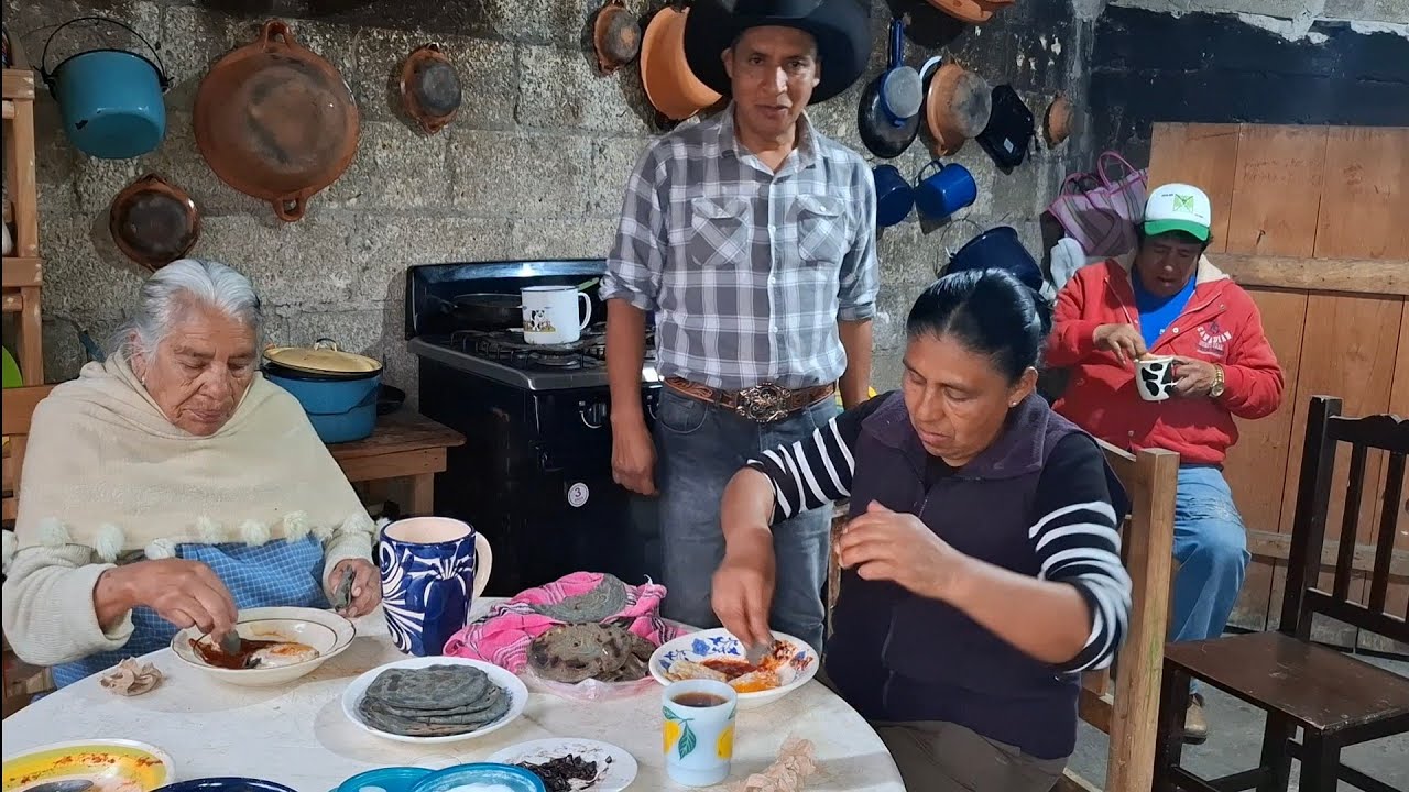 Hechando taconazo salsa y huevo tapado asi mejor estamos conviviendo 