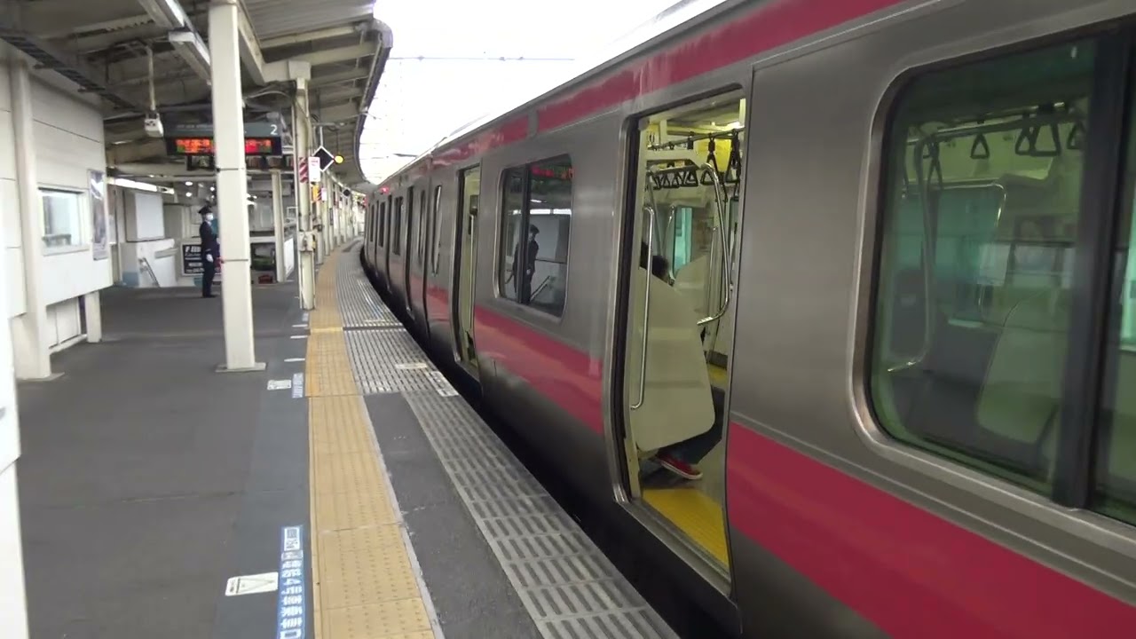 平日昼の大網駅で東金線ホームから外房線ホームに向う通路を歩くと2番線に外房線下りE233系が停車中