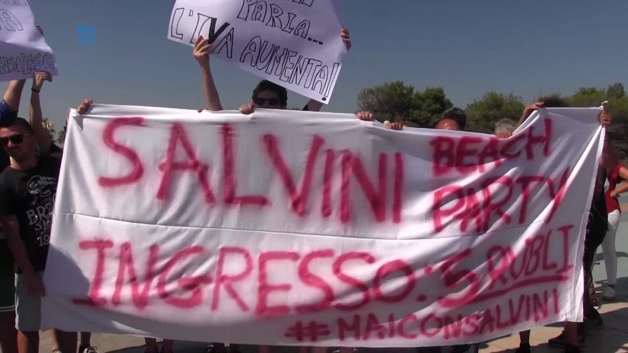 Fischi, striscioni e 