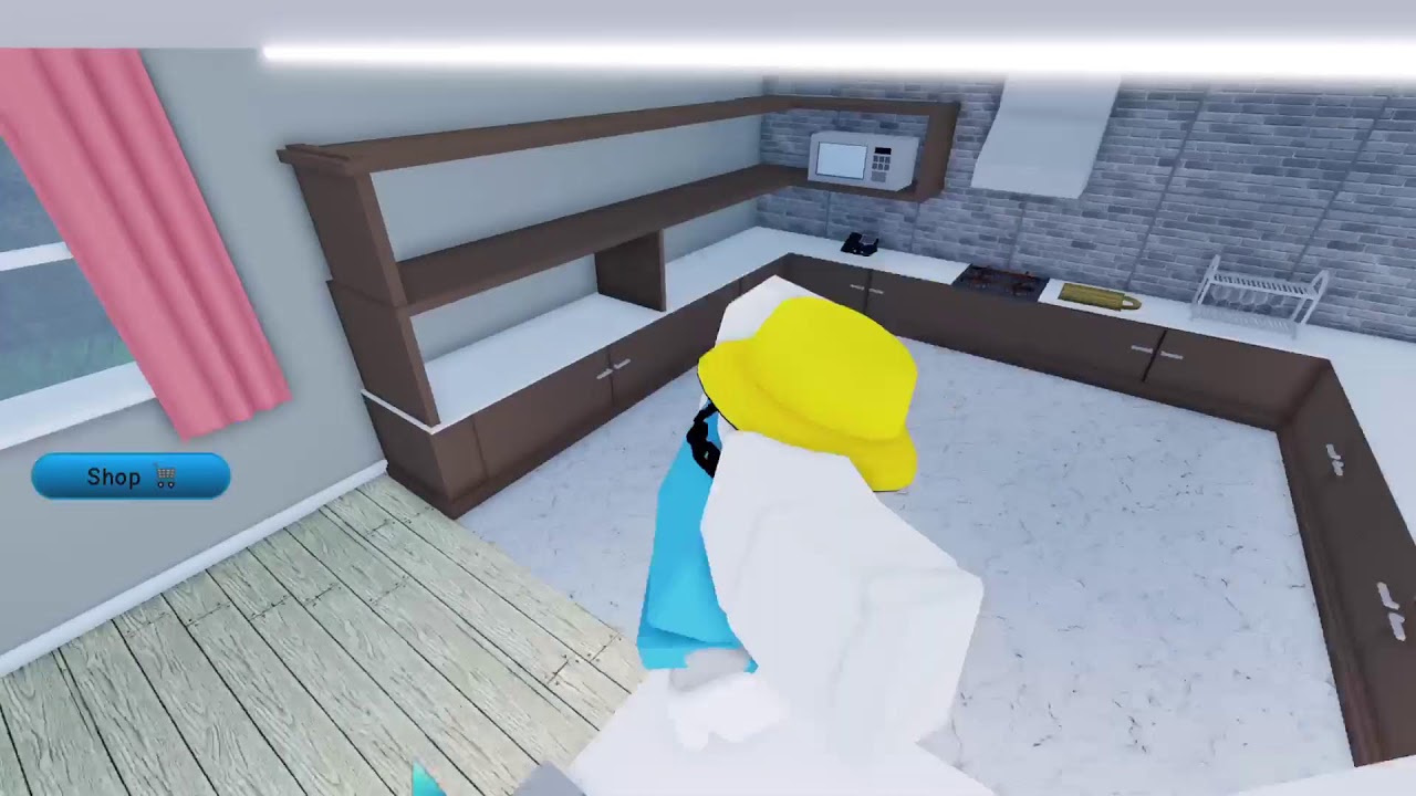Playing Roblox in ilve