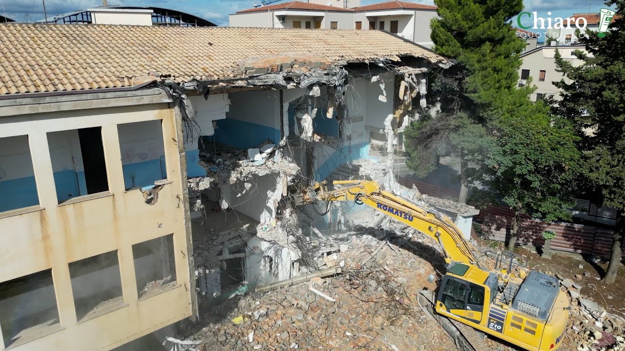 VASTO - Addio alla vecchia scuola Paolucci: al via l'abbattimento della facciata principale