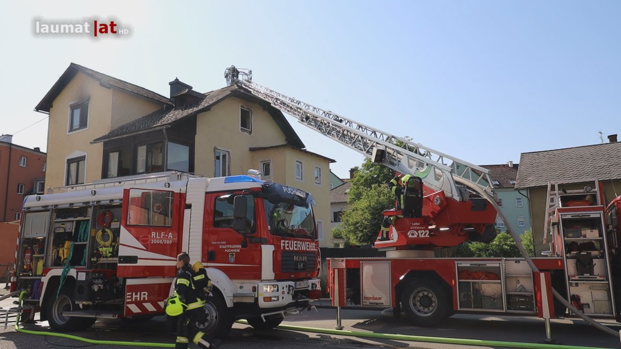 Brand einer Dachgeschoßwohnung in einem Wohnhaus in Attnang-Puchheim