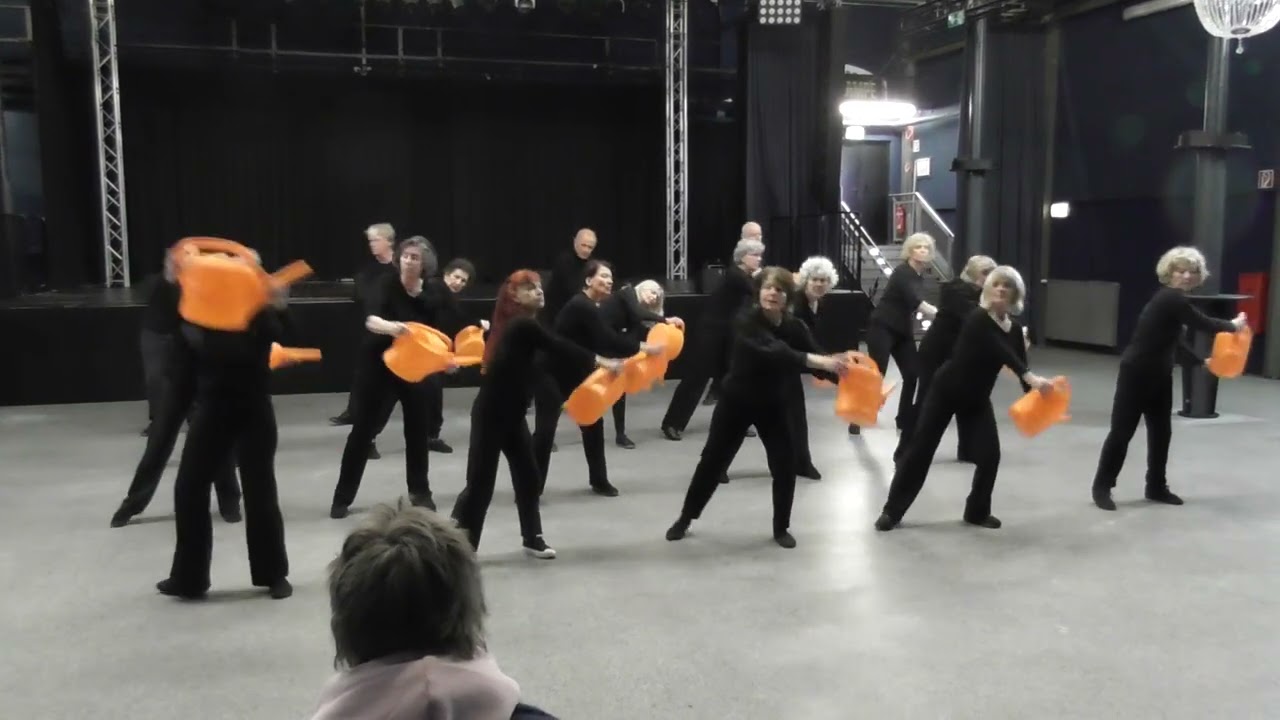 Tanztheater 55+ &bdquo;Meine Zeit ein Raubtier&ldquo; im Theater und Konzerthaus Solingen im Pina Bausch Saal