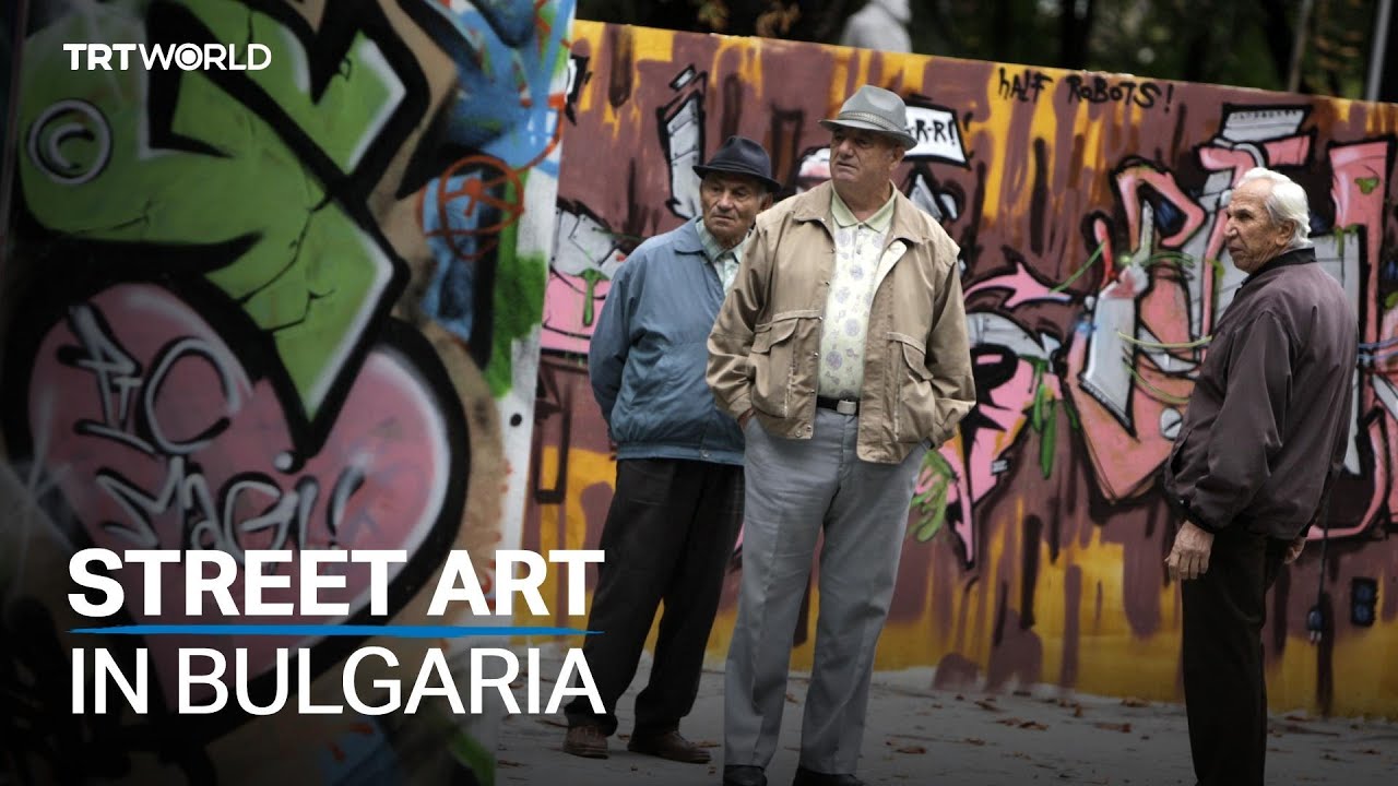 A small village turnes its streets into a gallery of famous faces
