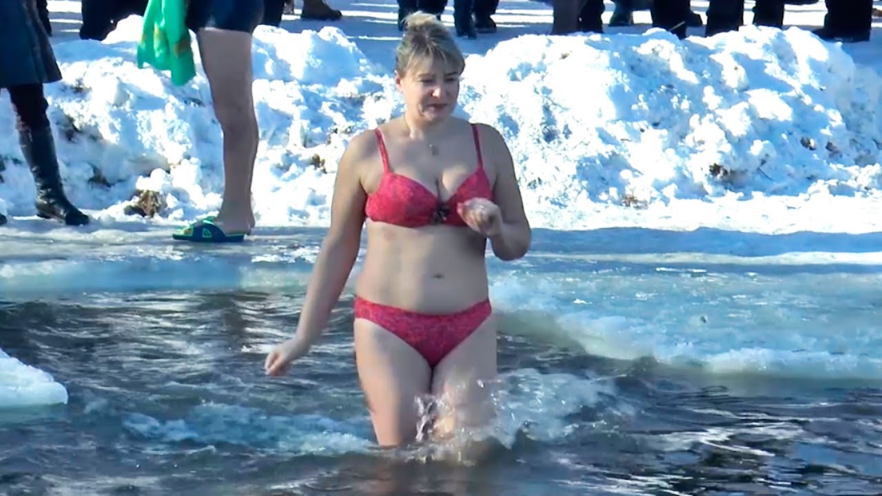 ☦ ХРЕЩЕННЯ Господнє Крещенские КУПАНИЯ в ПРОРУБИ зимой ВОДОХРЕЩА People dive into the hole in winter