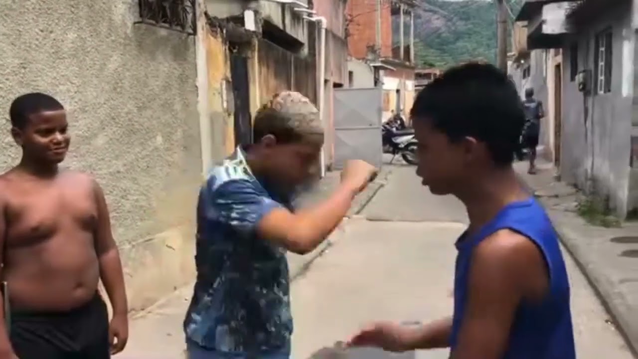 (Vivencia na favela 3) queria paga de Playboy mais a roupa era emprestada kkk🤣