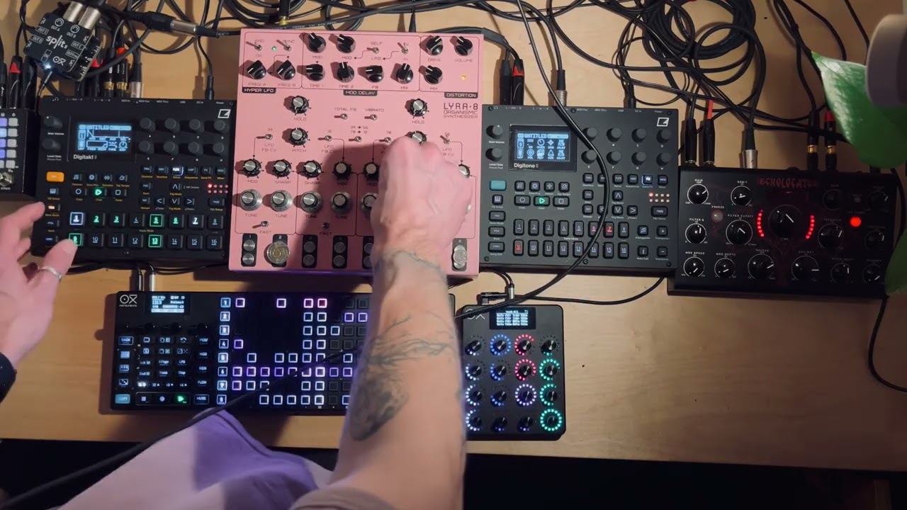 Dawless hypnotic techno jam with oxi one, oxi e16, lyra8, digitakt2, digitone2, zoia and echolocator