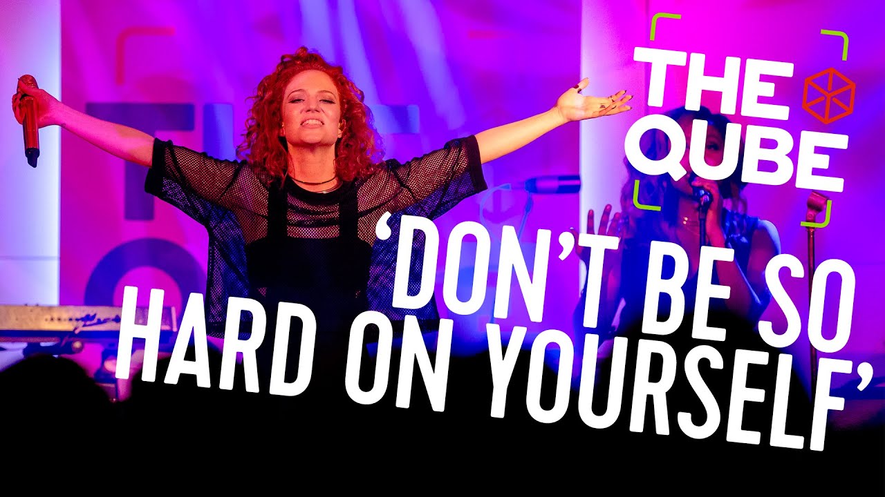 Jess Glynne - 'Don't Be So Hard On Yourself' (live in the Qube) // Qmusic