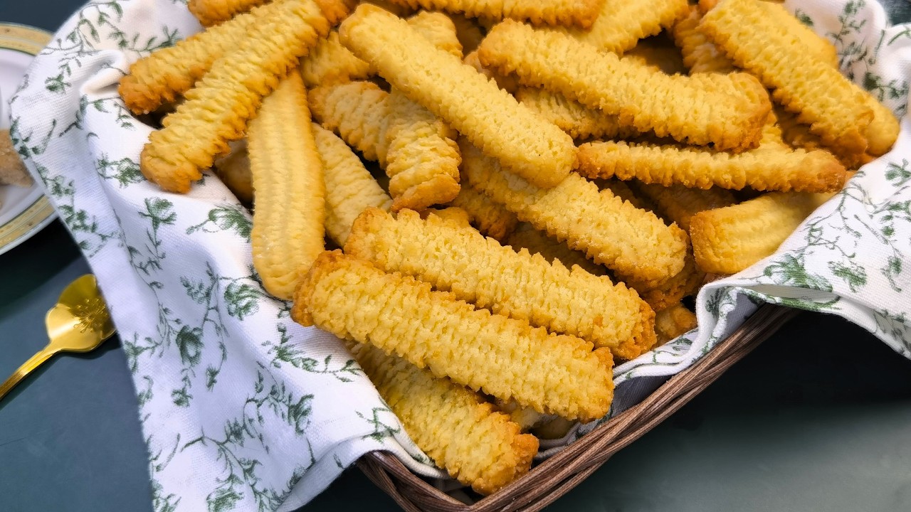 Cu 1 cana de untura faci 2 tavi pline!  Biscuiti de casa cu untura, fragezi si spornici!