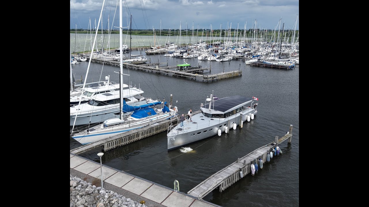 LRC65-02 leaving Hindeloopen marina