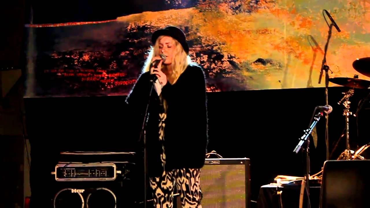 Nora synger p&aring; st&oslash;periet