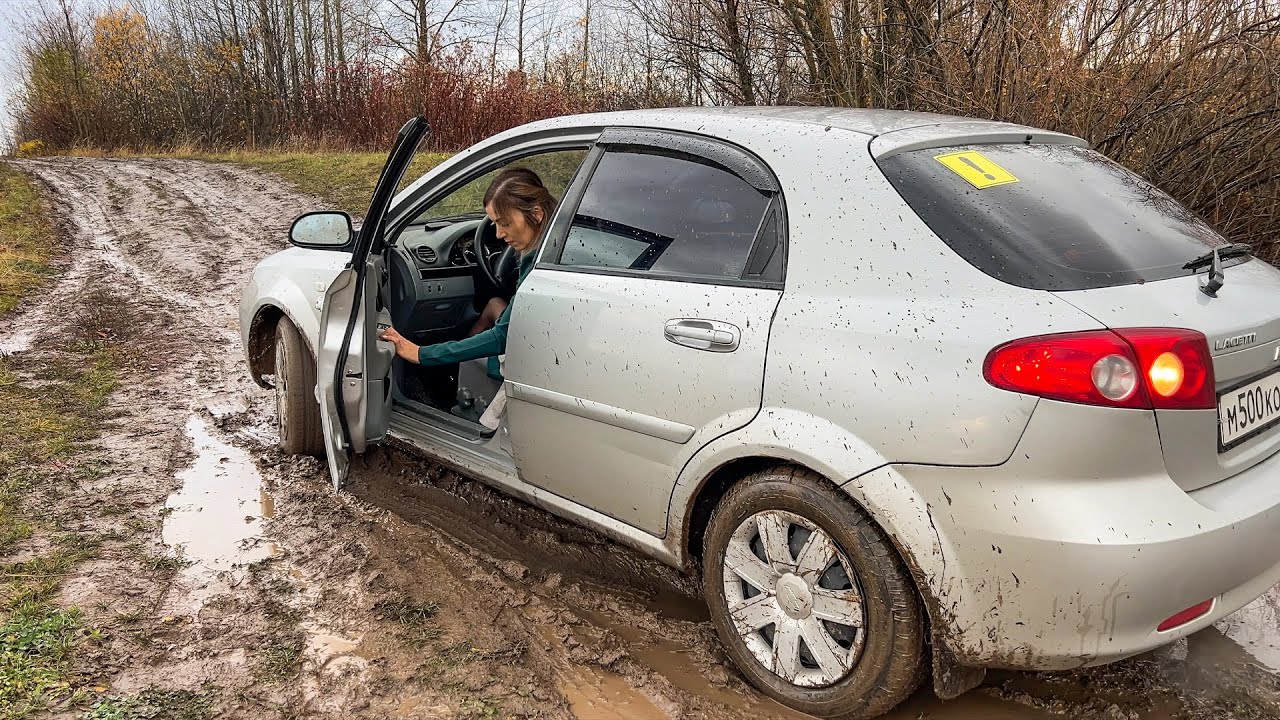 CAR STUCK || Novice driver stuck in mud (new model)