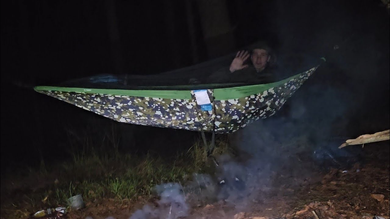 Mit Hängematte in einsamen Wald pennen