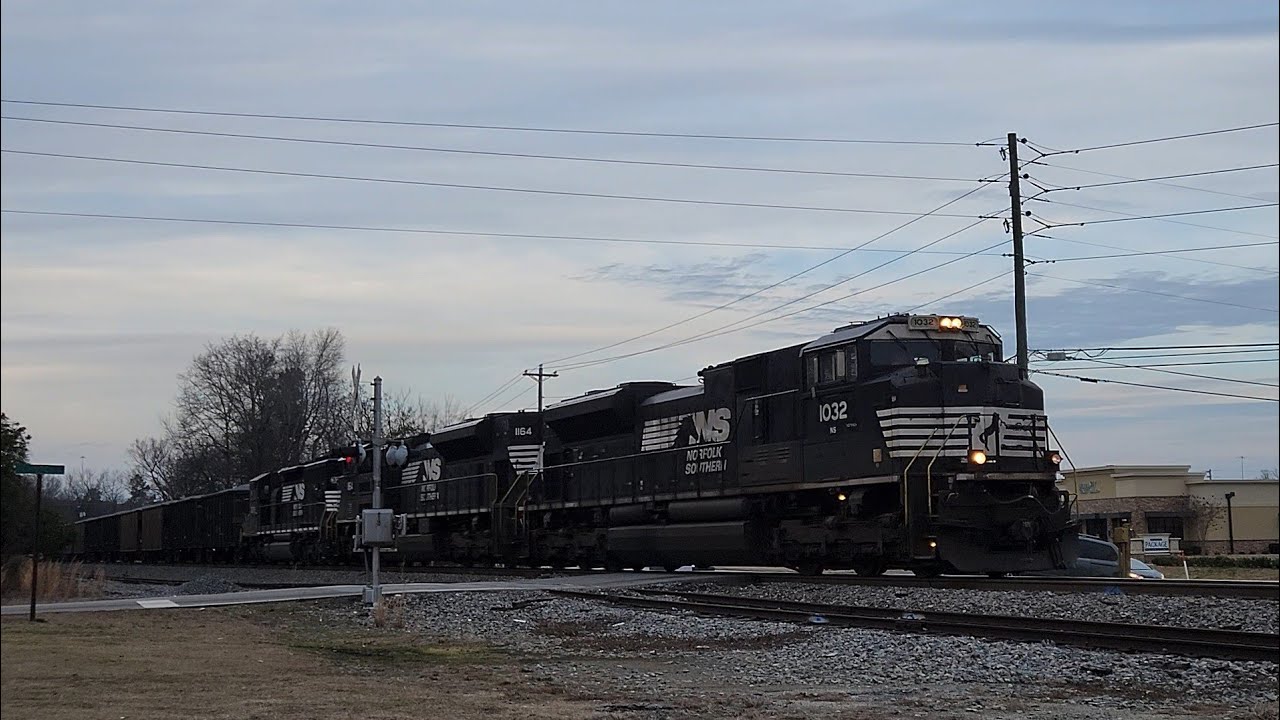 2-10-2026: NS SD70ACe 1032, NS SD70ACe, & SD40-2 Lead NS 323 Thru Bonaire, GA With AC44C6M DPU