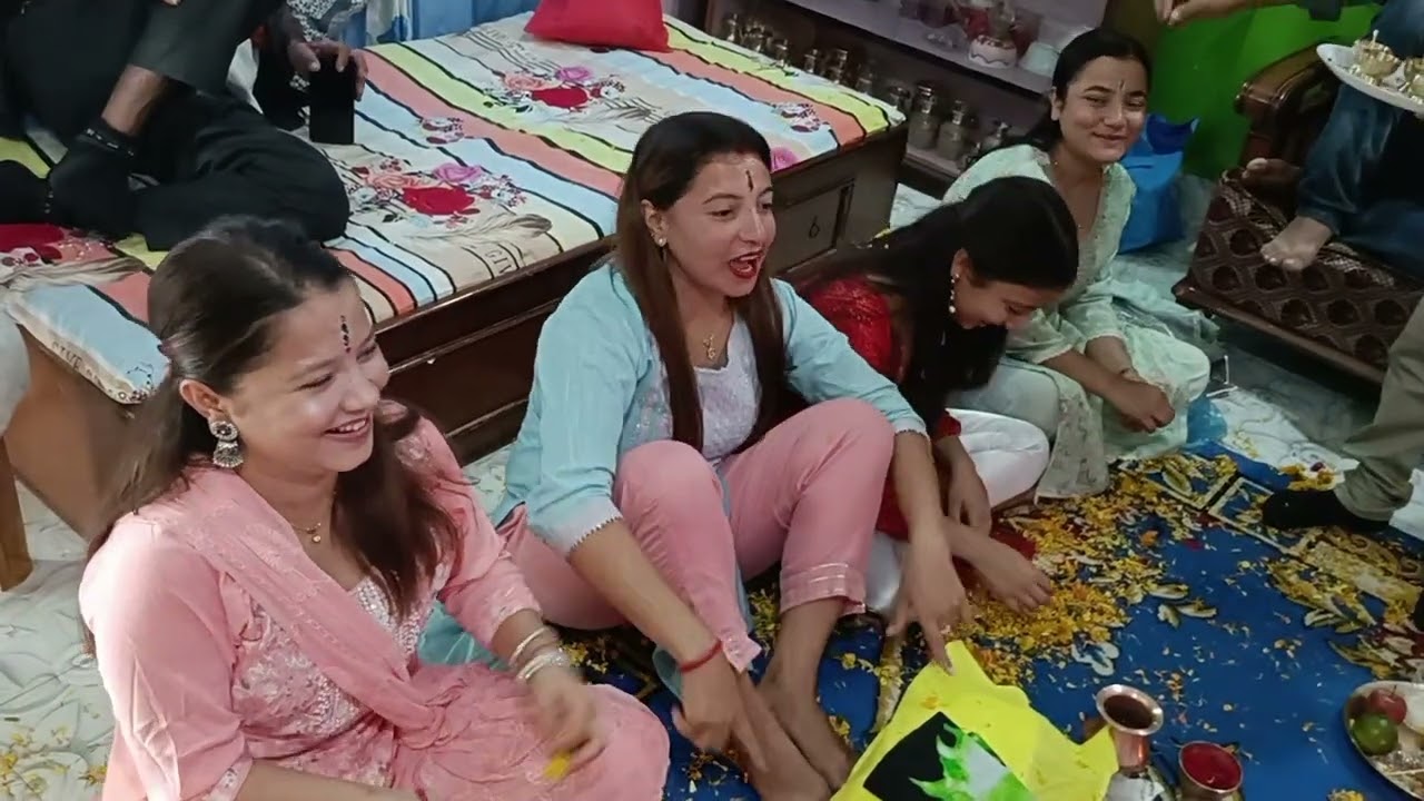 दादाले बैनी लाई तिहार मा टीका लाउदै