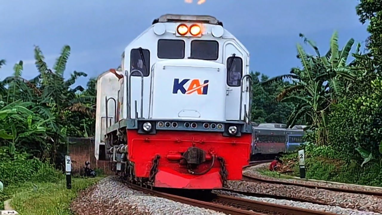 KERETA API PANJANG‼️ HUNTING 30 KERETA API NGEBUT DI PERLINTASAN MENIKUNG