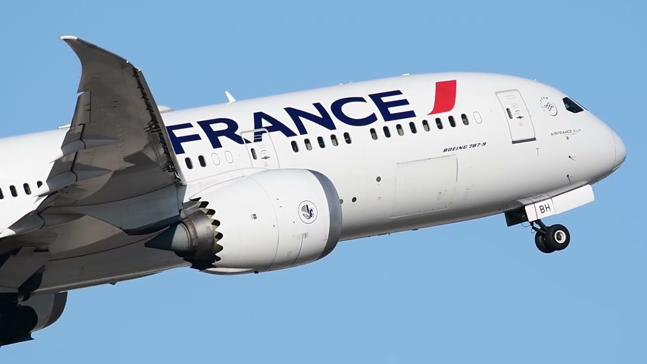 A couple Air France 787-9 Dreamliners takeoff Houston IAH
