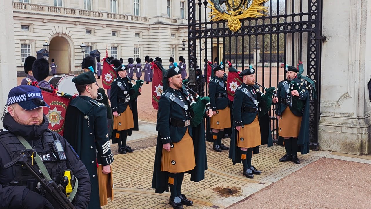 Royal Precision at Its Finest — Buckingham Palace Guard Ceremony