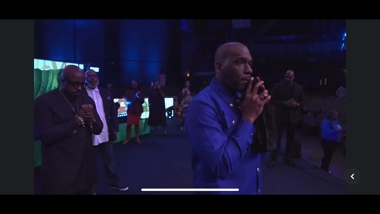 Pastor t Renee Glenn working the altar 🔥👏🏾