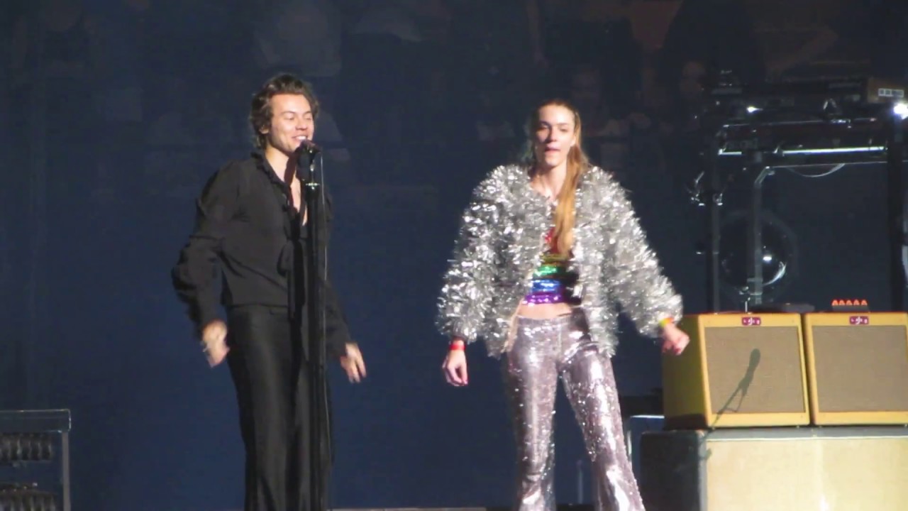 Harry Styles brings fans on stage - Boston 6/18