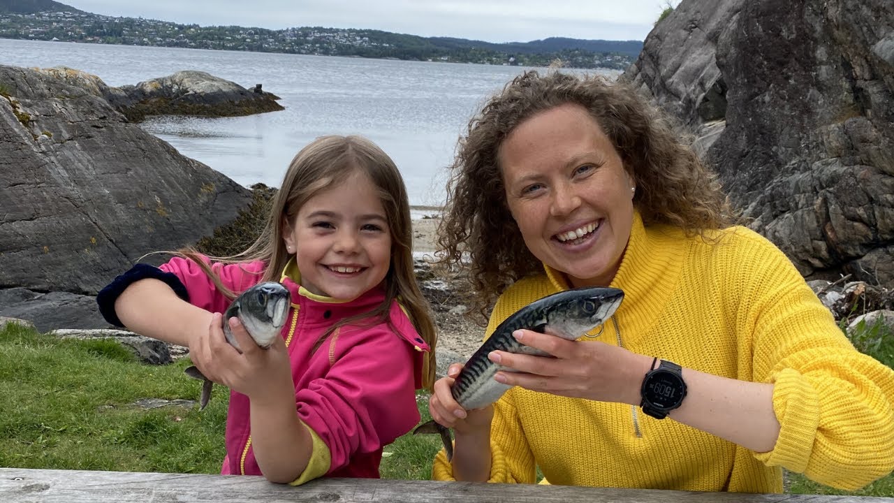 Matilda og Karoline sløyer fisk