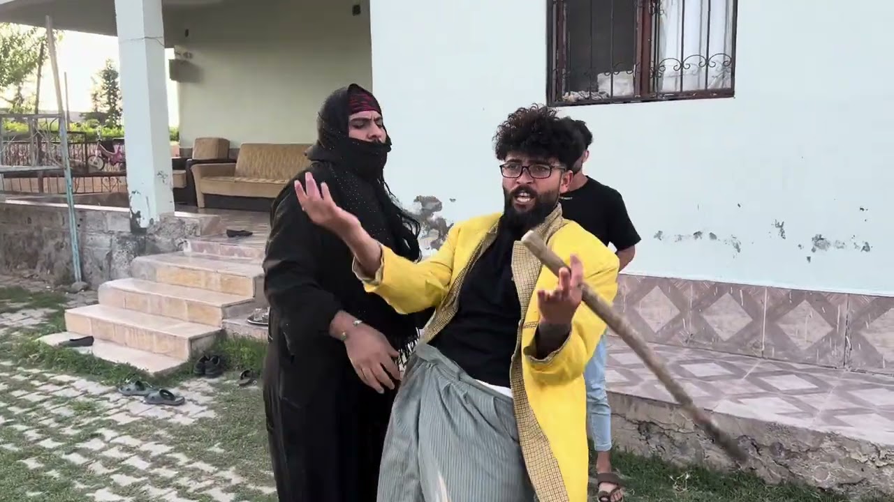 قاعد ع سطح يبصبص ع جارتو😱