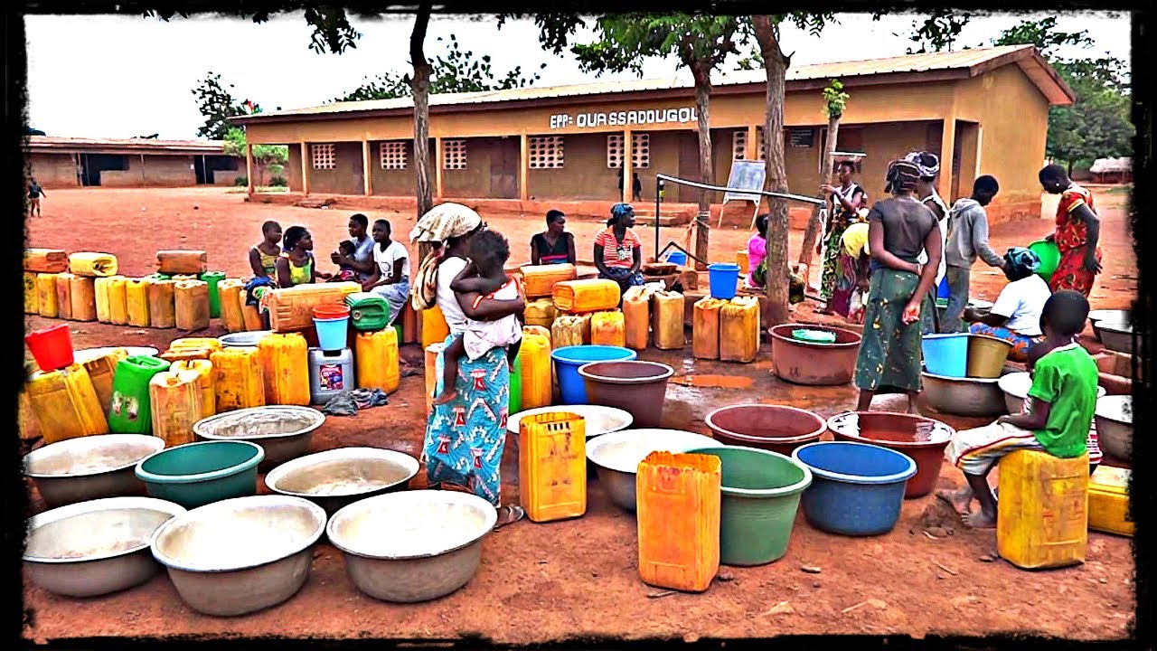 Acqua in Africa - Donne e bambini al pozzo