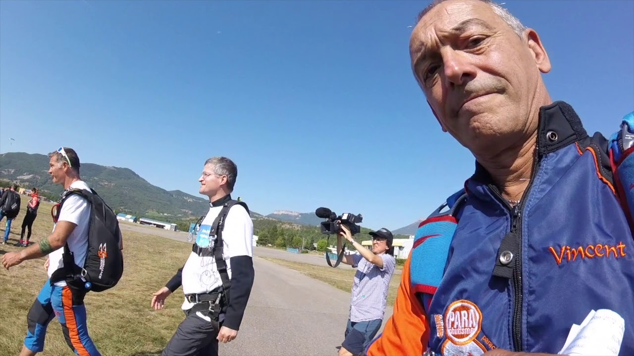 Premier saut en parachute en tandem de Mgr Xavier Malle