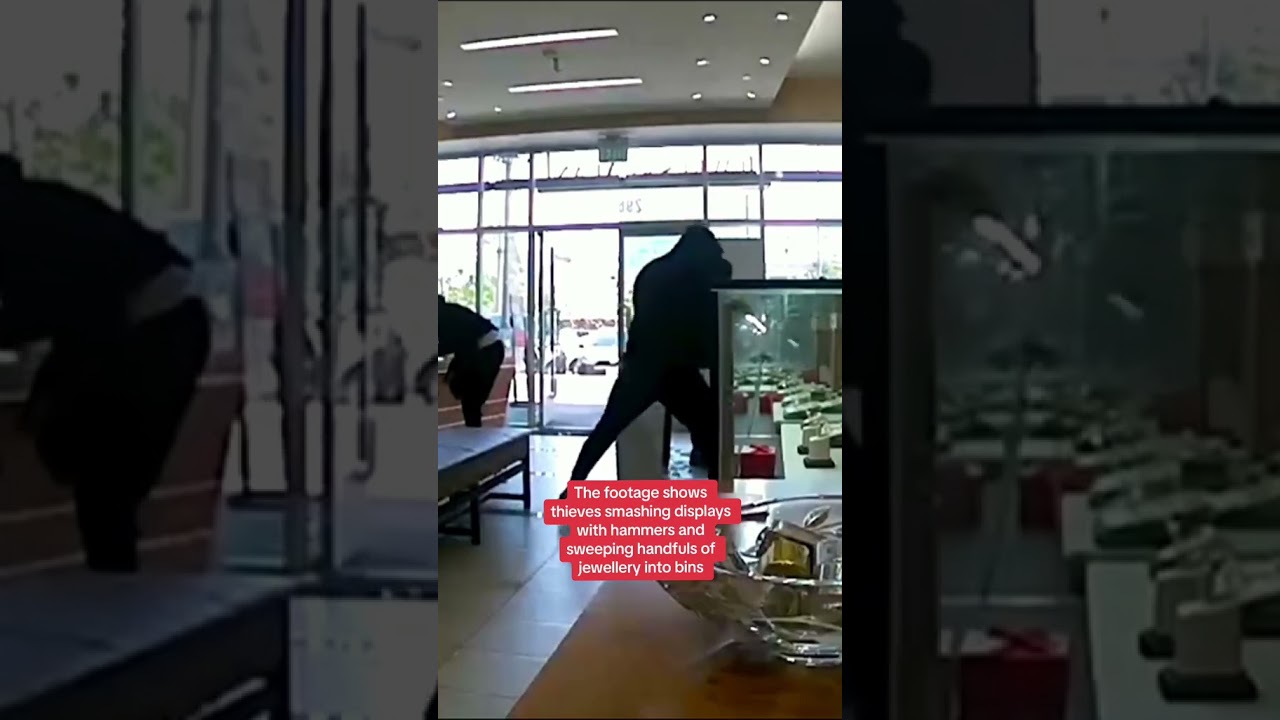 Robbers armed with hammers steal $900k worth of jewellery