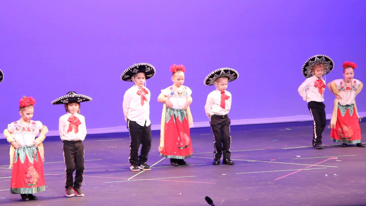 Emi dances el Jarabe Tapatio