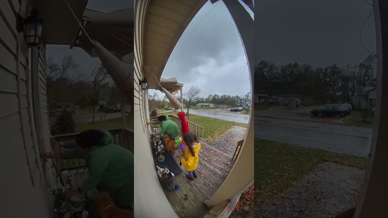 &iexcl;El viento arranca el porche y la familia sale corriendo! 🌪️😱 #tormenta #viento #susto #sorpresa