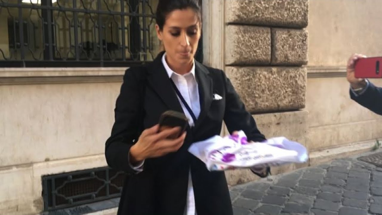 Le Iene consegnano a Pompeo Grana Padano, Chigi glielo ridà