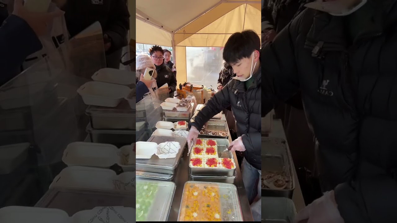 提拉米苏小摊出摊咯，休息了两天生意还是火爆，姐弟俩忙并快乐着#路边摊美味