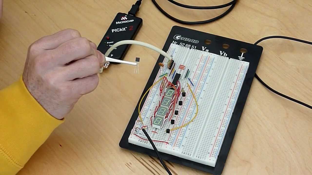 PIC with DS1820 temperature sensor on the breadboard