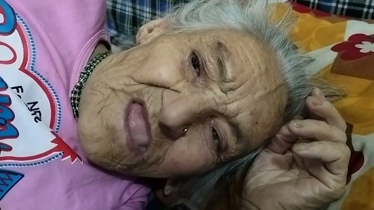 आज मम्मी ख़ुद बताया कि मेरी आंखों में दर्द हो रहा है