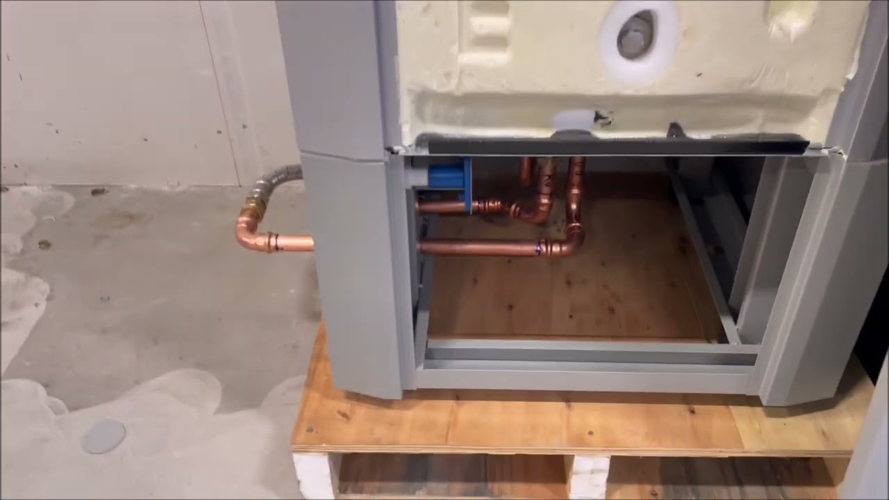 Rörmokarläraren visar VVS installation Indol 200A++ Värmepumpsberedare