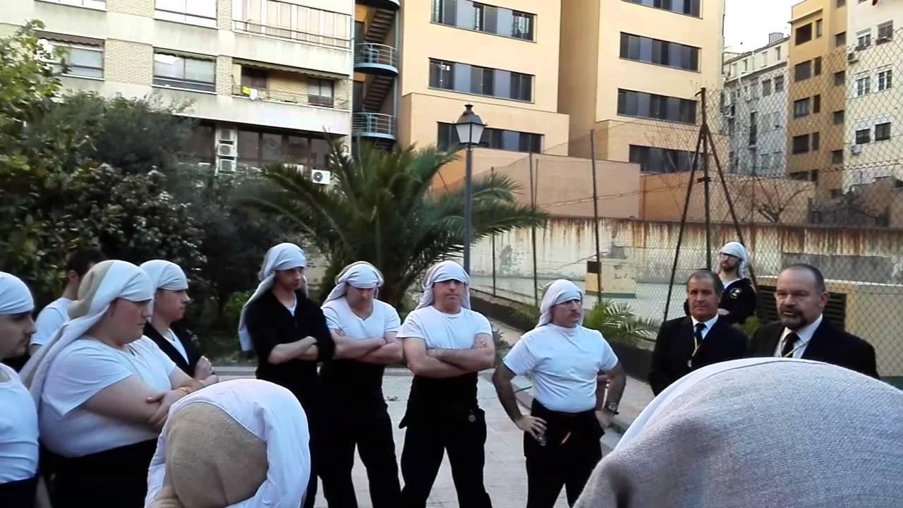 Jueves Santo Zaragoza 2015. Los costaleros del Cristo del Amor Fraterno y su capataz.