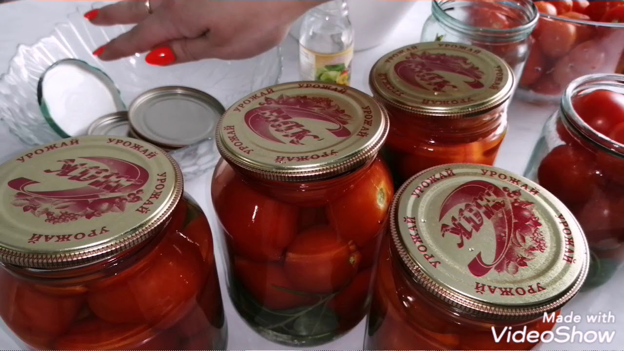 Консервированные помидоры с веточками вишни.