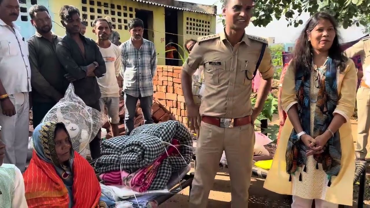 Dsp santosh patel के Transfer farewell में घर बना दिया। अंधे आदिवासी दंपत्ति की पुलिस ने मदद की।