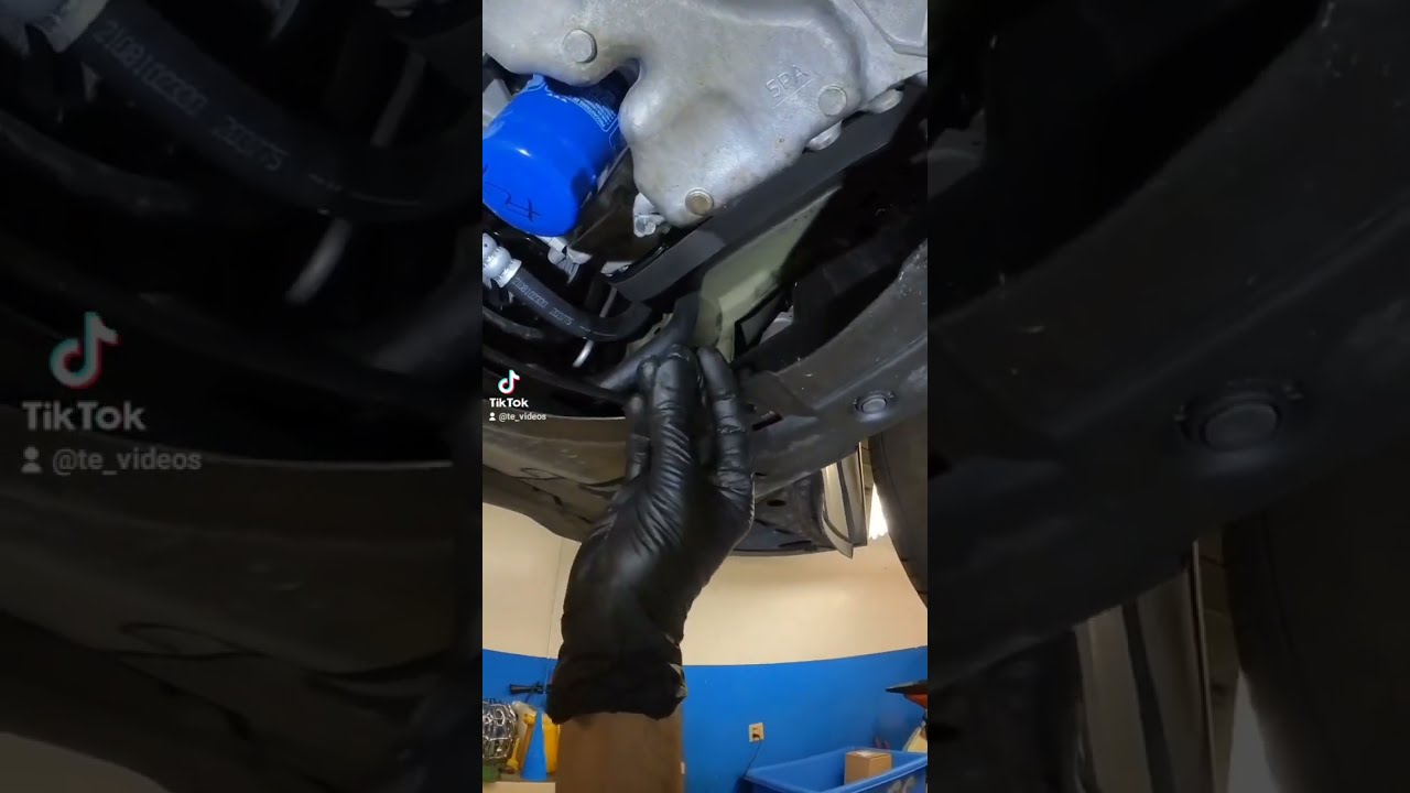 2022 Honda CR-V Oil Change POV 😏🔧👀 #honda #crv #oilchange #satisfying  #pov #fyp #insta360