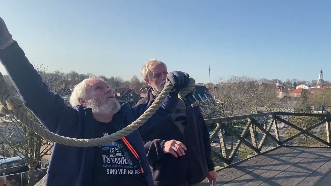 SCHLACHTM&Uuml;HLE IN JEVER: Fangstock per Kran in die M&uuml;hlenkappe gehoben| Wilhelmshavener Zeitung