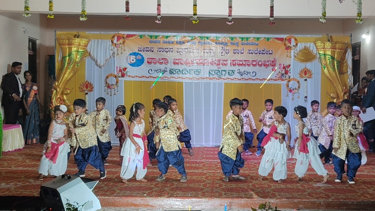 LKG students Bangle bangari cotton candy