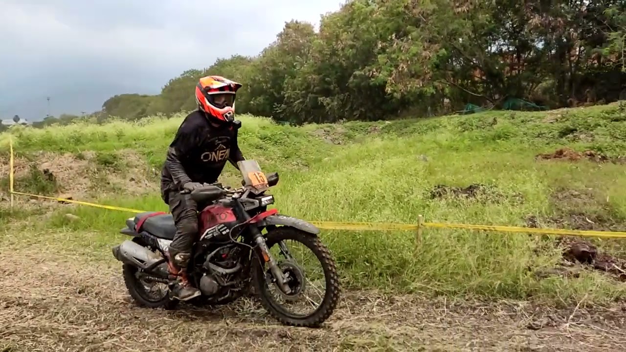 HERO Xpulse 200 con llantas enduro mira como trabaja sus suspensiones